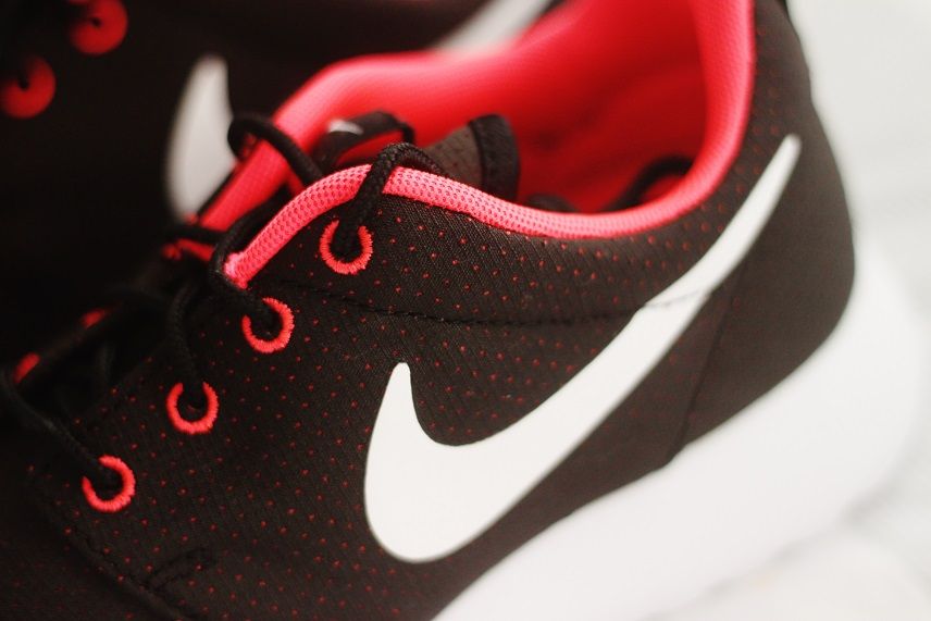 photo Nike-Roshe-Run-Hyper-Punch02_zps146829ba.jpg