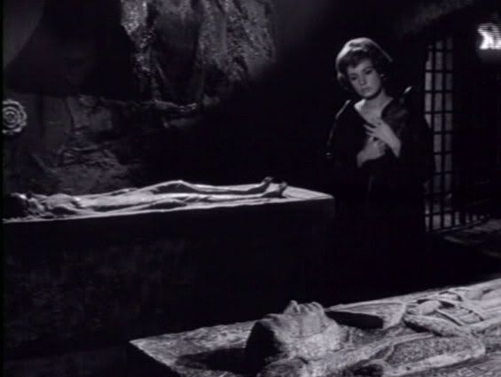 Vera dans la crypte du château.../Des_Filles_Pour_Un_Vampire_020.jpg