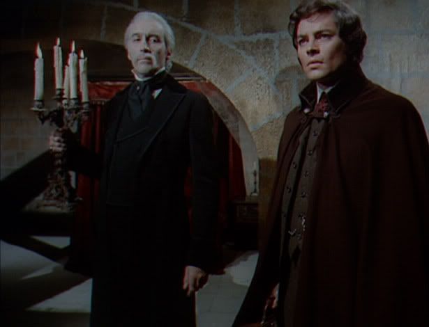Le comte Dracula (Christopher Lee) reçoit son invité Jonathan Harker (Fred Williams) / Les_Nuits_de_Dracula1970-Franco-004.jpg