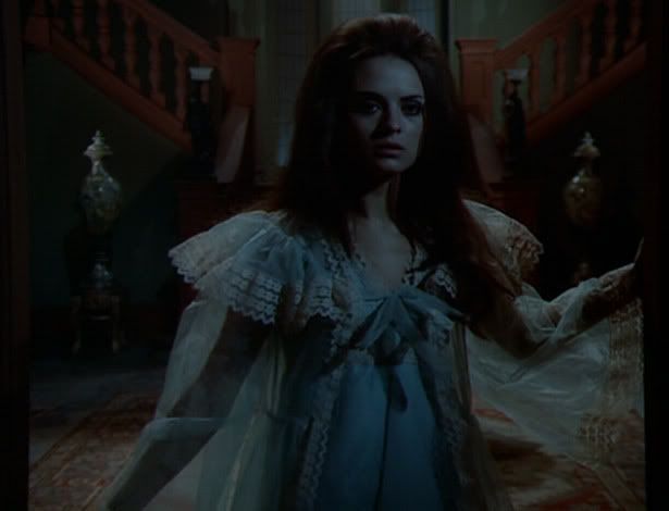 Lucy Westenra (Soledad Miranda) reçoit un appel télépathique et hypnotisant du comte Dracula / Les_Nuits_de_Dracula1970-Franco-014.jpg