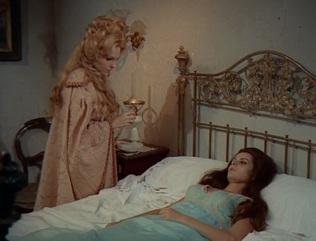 Mina (Maria Rohm) , au chevet d'une Lucy déclinante / Les_Nuits_de_Dracula1970-Franco-021.jpg