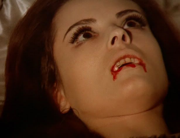 Lucy après s'être nourrie de sang humain / Les_Nuits_de_Dracula1970-Franco-026.jpg