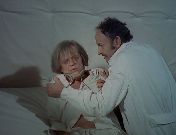 Renfield (Klaus Kinski) , enfermé dans un asile d'aliénés / Les_Nuits_de_Dracula1970-Franco-027.jpg