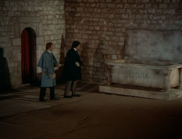 Morris et Harker à la poursuite de Dracula dans son château / Les_Nuits_de_Dracula1970-Franco-029.jpg