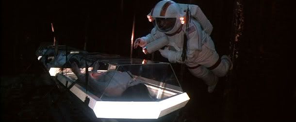 Un membre de l'équipage du Churchill devant le corps de la fille de l'espace / Lifeforce-1985-004.jpg