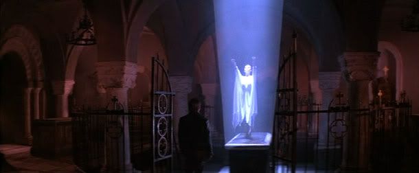 Sur l'autel , dans la crypte , une présence mystique et vampirique / Lifeforce-1985-027.jpg
