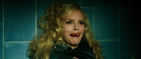 Louise (Nina Hoss) qui vient de goûter le sang de Lena /Nous_Sommes_La_Nuit_005.jpg