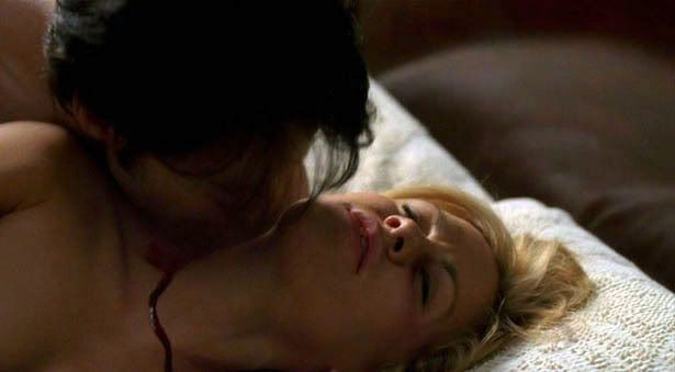 Bill le vampire (Stephen Moyer) mordant Sookie (Anna Paquin) / True_Blood-Saison_2-Episode_01_008.jpg