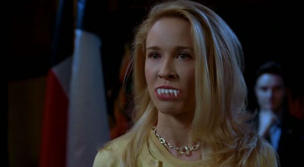 Sarah Newlin (Anna Camp) , bigotte luttant contre les vampires dans une scène où elle les imite ironiquement / True_Blood-Saison_2-Episode_02_010.jpg