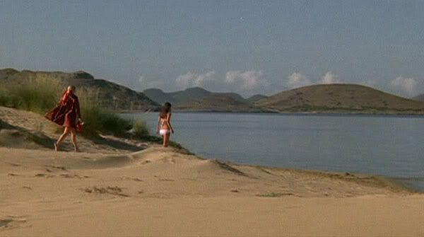 Linda suit aveuglément la comtesse vampire dans des jeux de plages , en plein jour ! / Vampyros_Lesbos_004.jpg