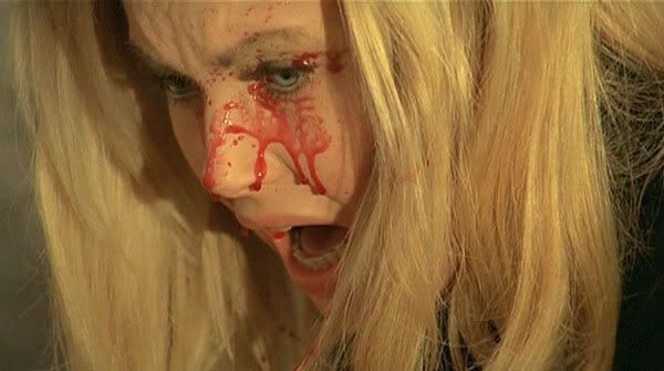 du sang sur le visage de Linda (Ewa Stroemberg) / Vampyros_Lesbos_028.jpg