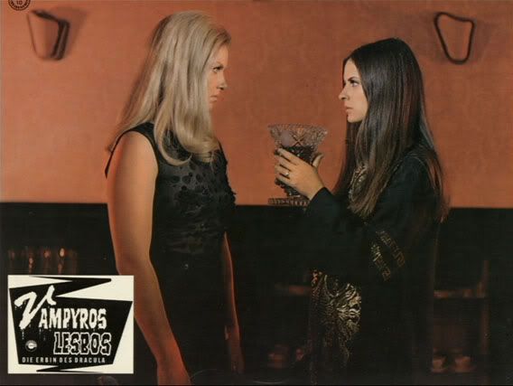 Linda et Nadine dégustant un verre (de sang ?) ensemble . (Photo de tournage) / Vampyros_Lesbos_Special-006.jpg