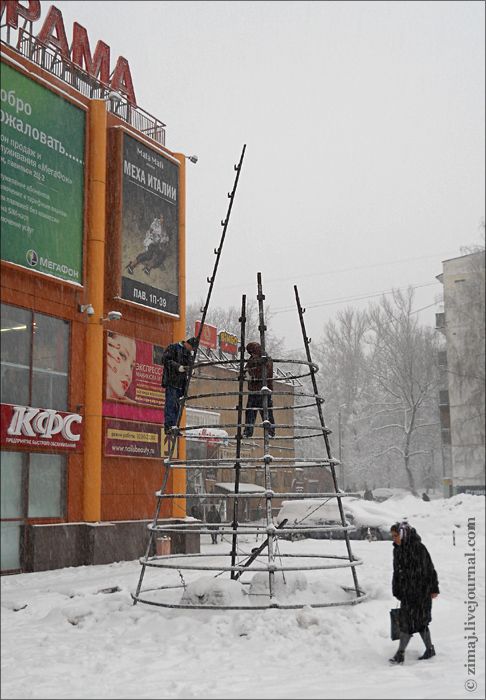 Демонтаж ёлки у метро Новые Черёмушки (фото zimaj)