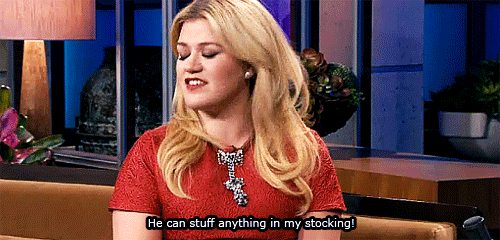 Kelly Clarkson Sings