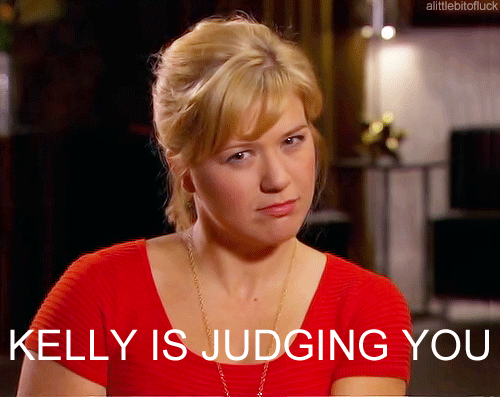 Kelly Clarkson Sings